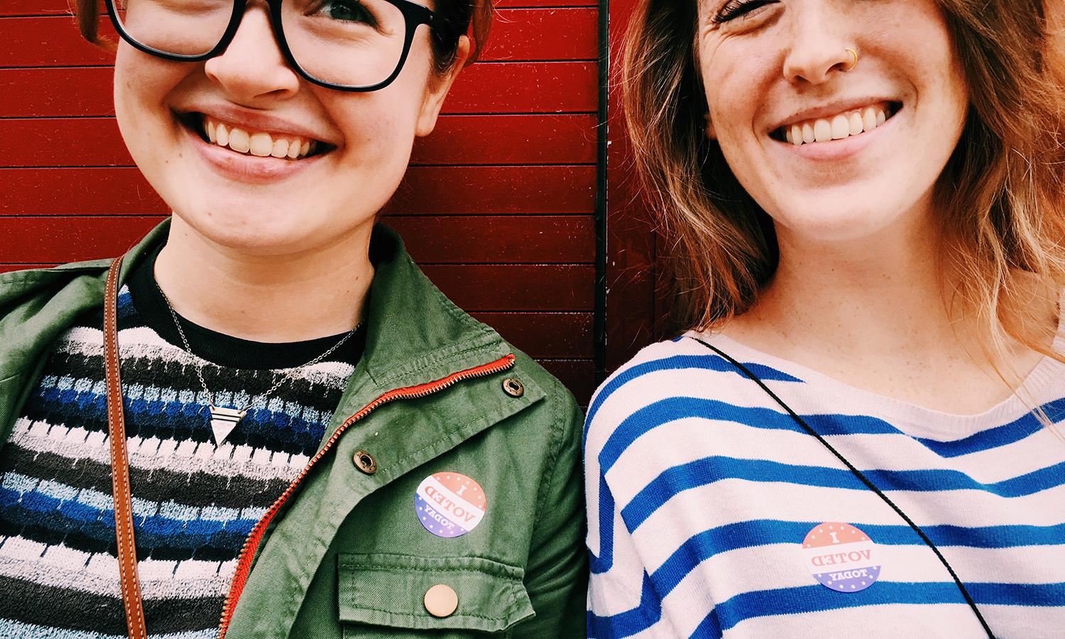 两名年轻女性投票